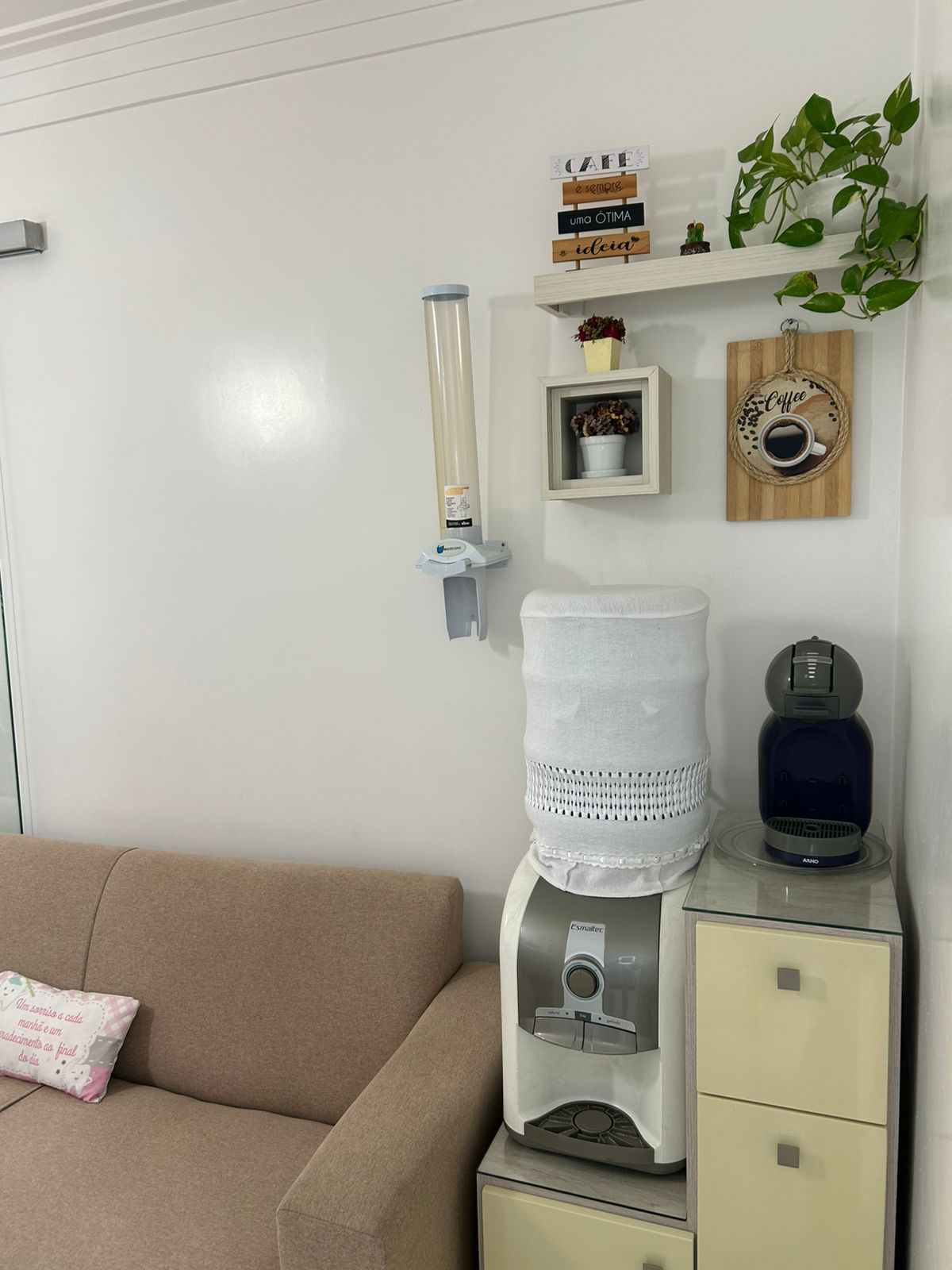 Espaço de cortesia com café e água para os pacientes